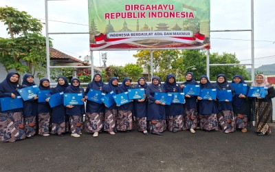 15 Guru MTsN 2 Kuningan Meraih Penghargaan Satyalancana Karya Satya X Tahun