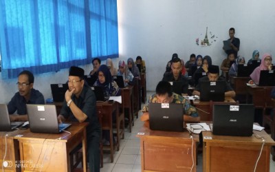 Guru MTsN 2 Kuningan Jajal Simulasi Asesmen Kompetensi Minimal